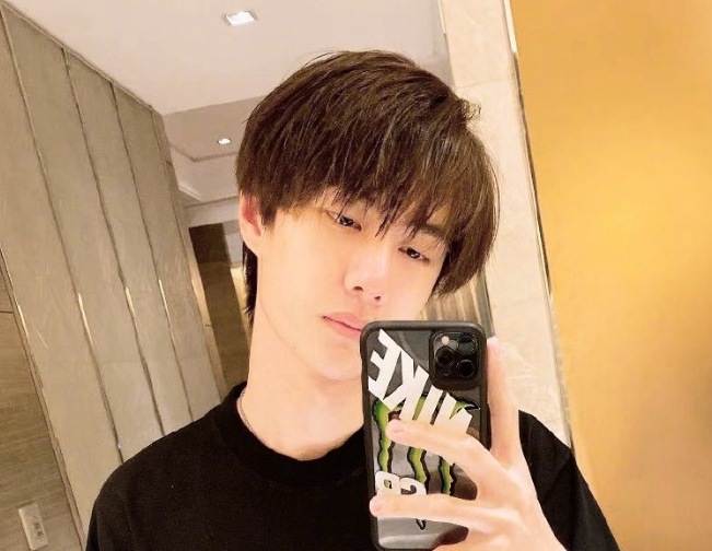 参观王一博自己住的豪宅,想不到在家还会做饭,把客厅当厨房用了