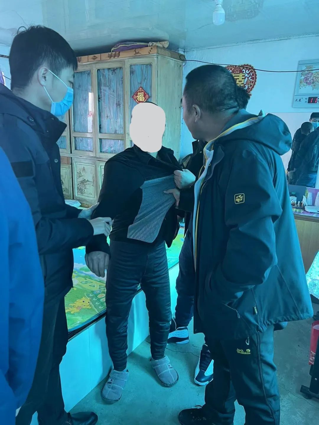 暴雪中步行穿越虎豹保护区双辽刑警成功抓获潜逃27年命案逃犯
