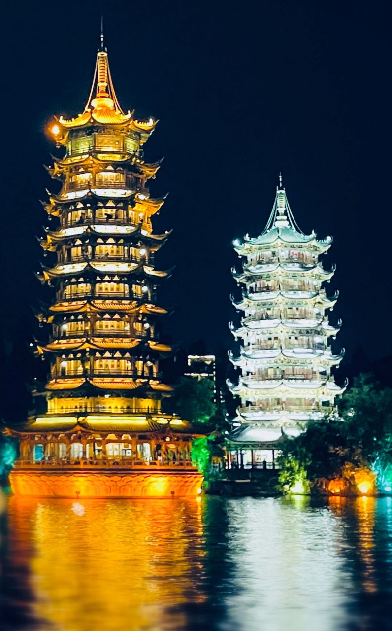 广西桂林～ 日月塔晚上的夜景也太美惹～ 没有订入塔的票,在周围沿着