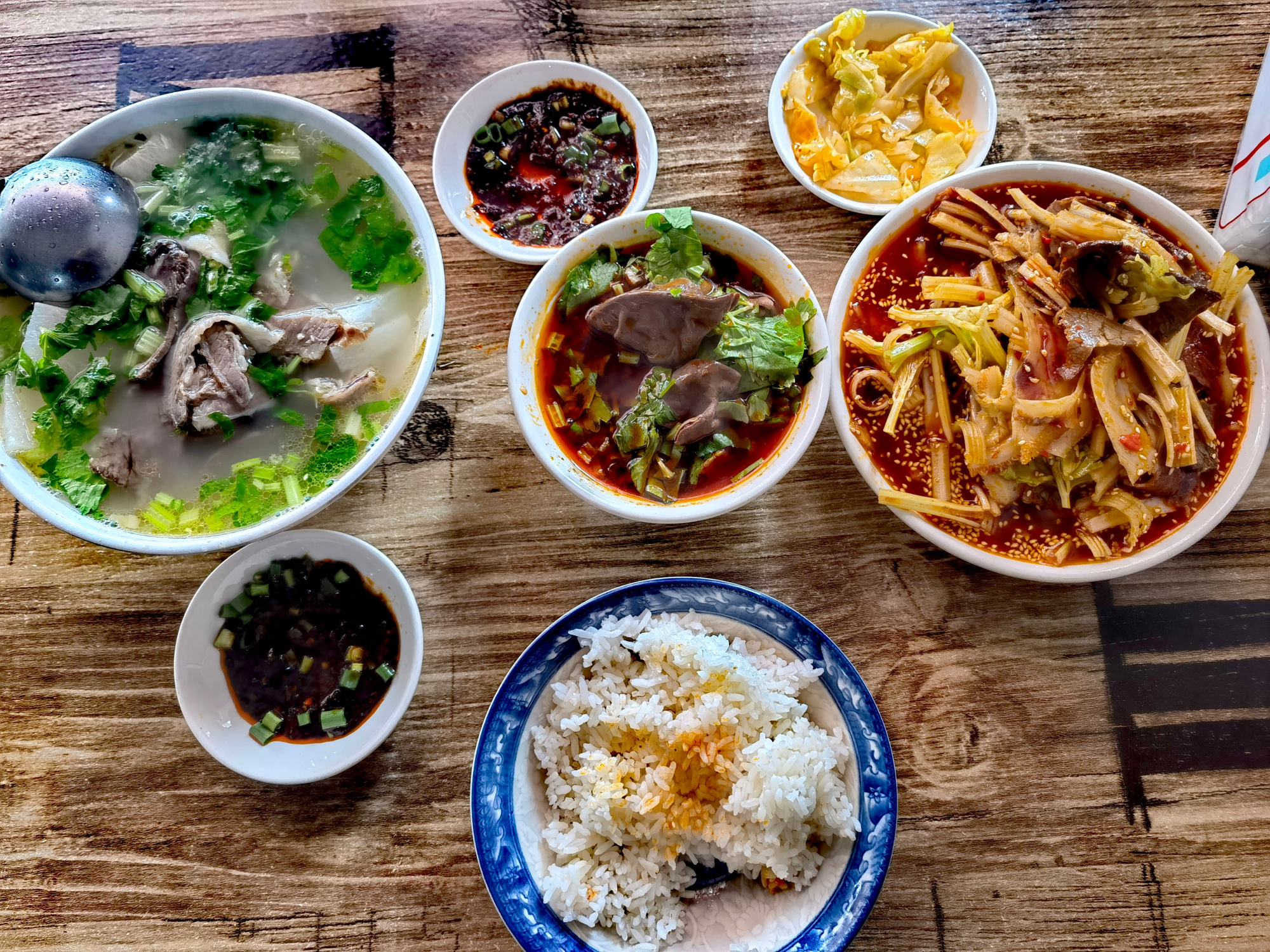 自驾郫都三道堰,雨中的古城镇清新而幽静,路边的牛杂馆好吃价廉