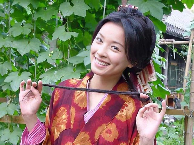 同样是靠《绝色双娇》爆红,张庭陷入低谷,牛莉却成为人生赢家