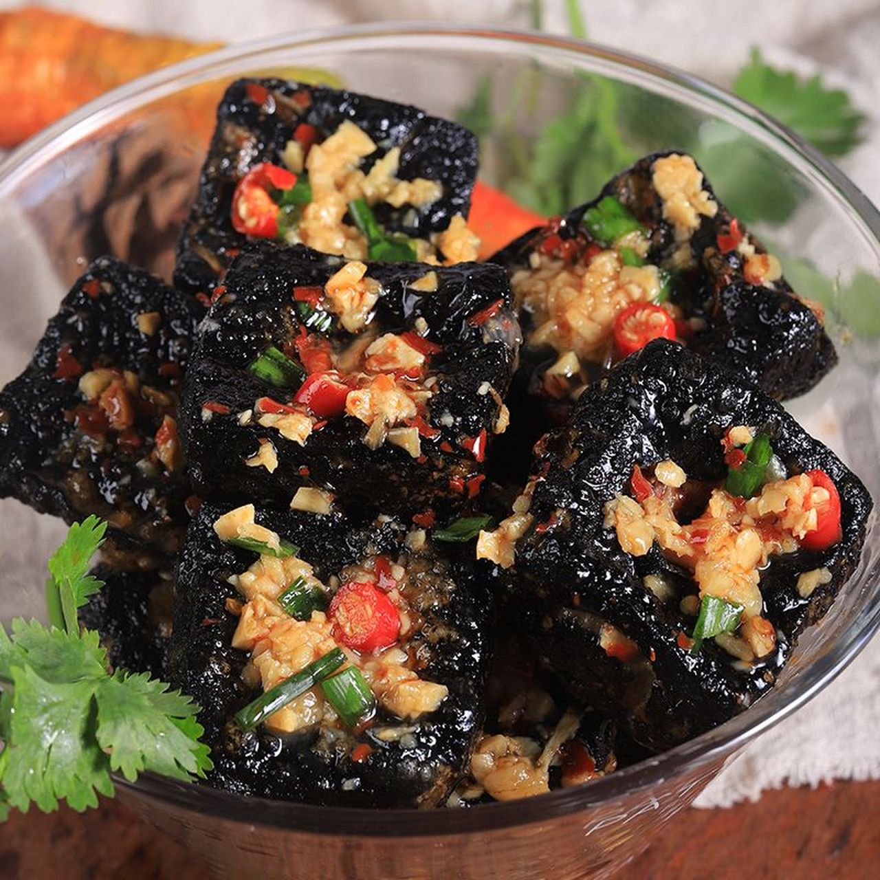 长沙臭豆腐,名字中的"臭"字并非空穴来风,初次接触它的人,往往会被它