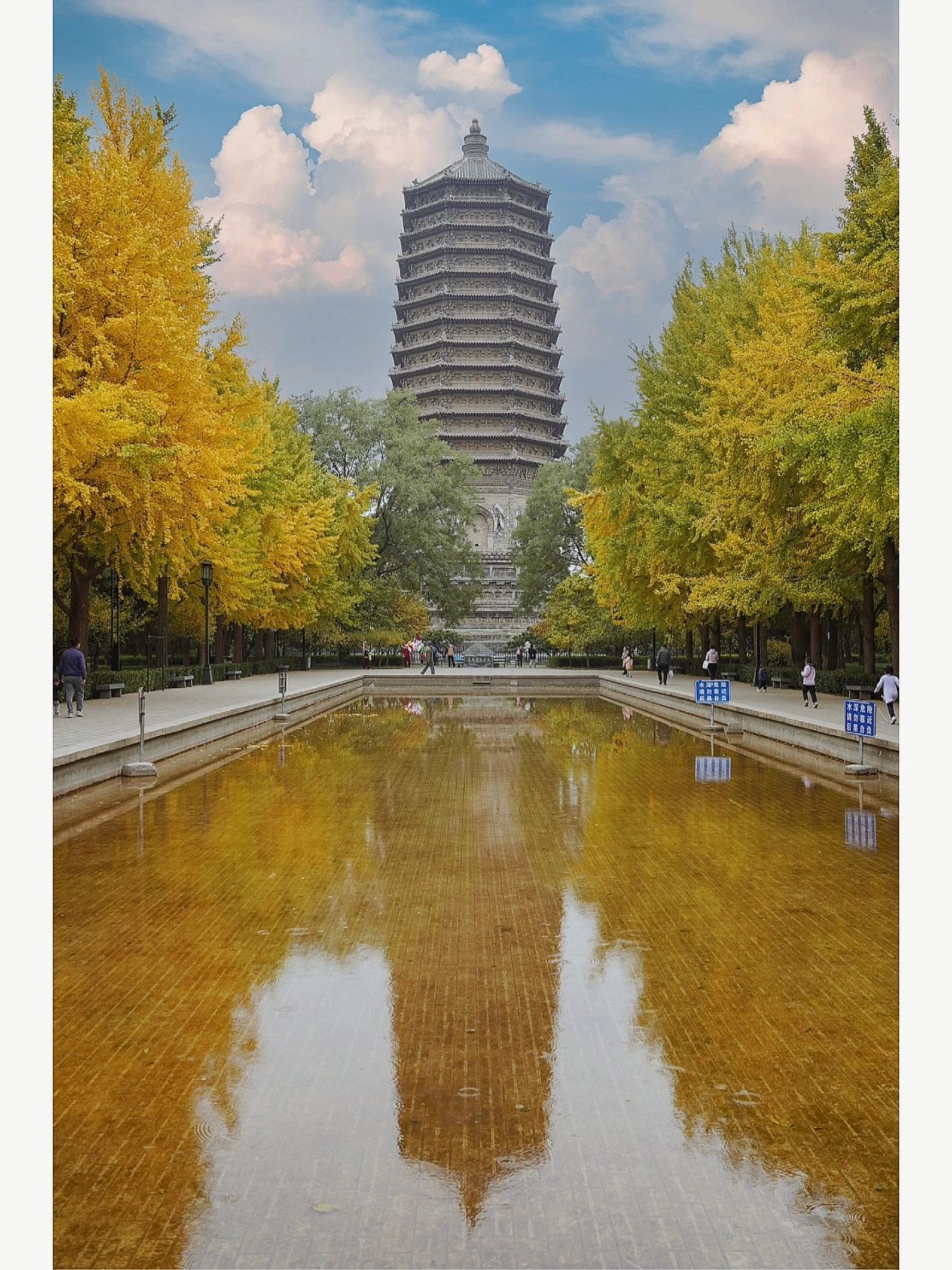 一周都很出片 	 地址6号线慈寿寺站出站过马路便是 机位玲珑塔正面