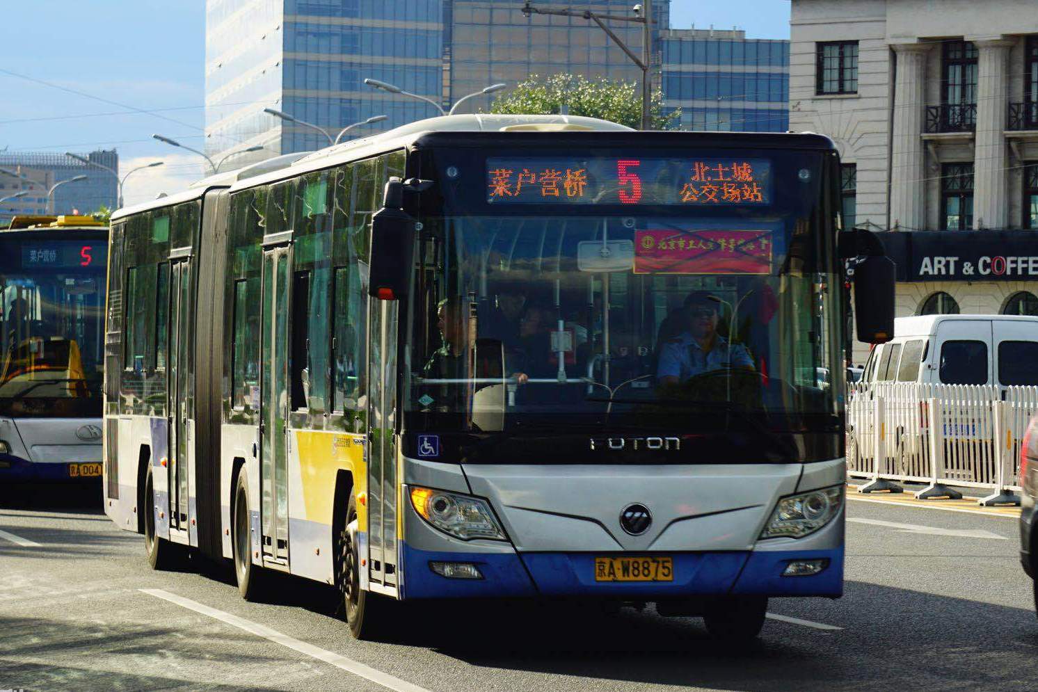 北京開通首條公交車:比1路車還早13天,如今已有85歲了!