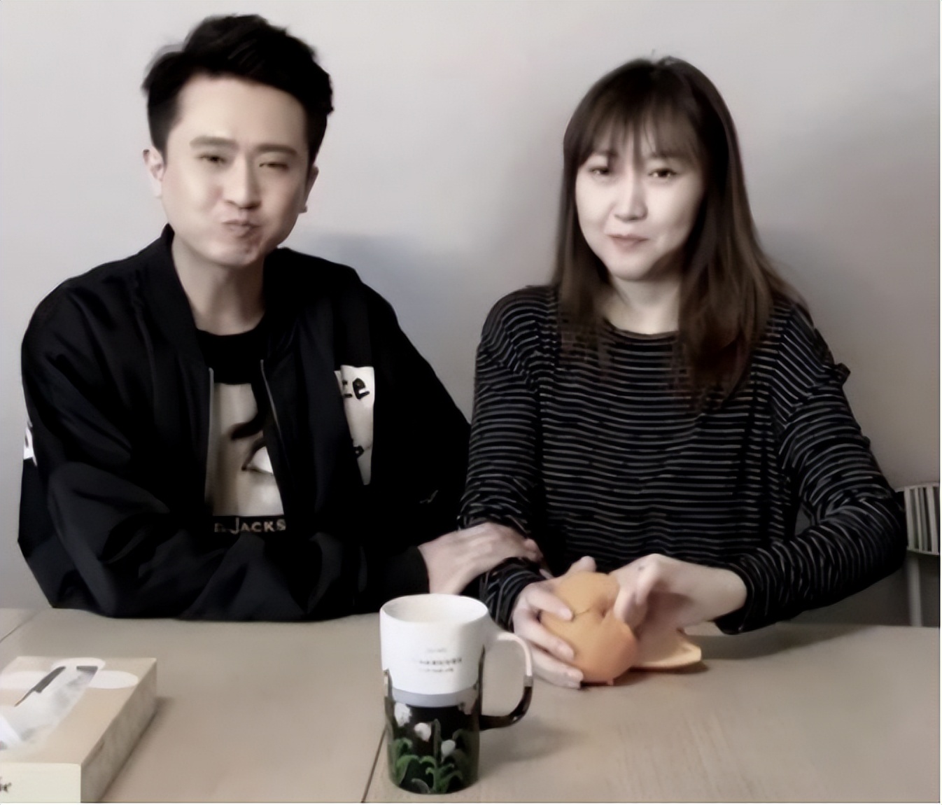 主持人杨帆:娶平凡妻子李松奇,生下两个女儿,日子过得有滋有味