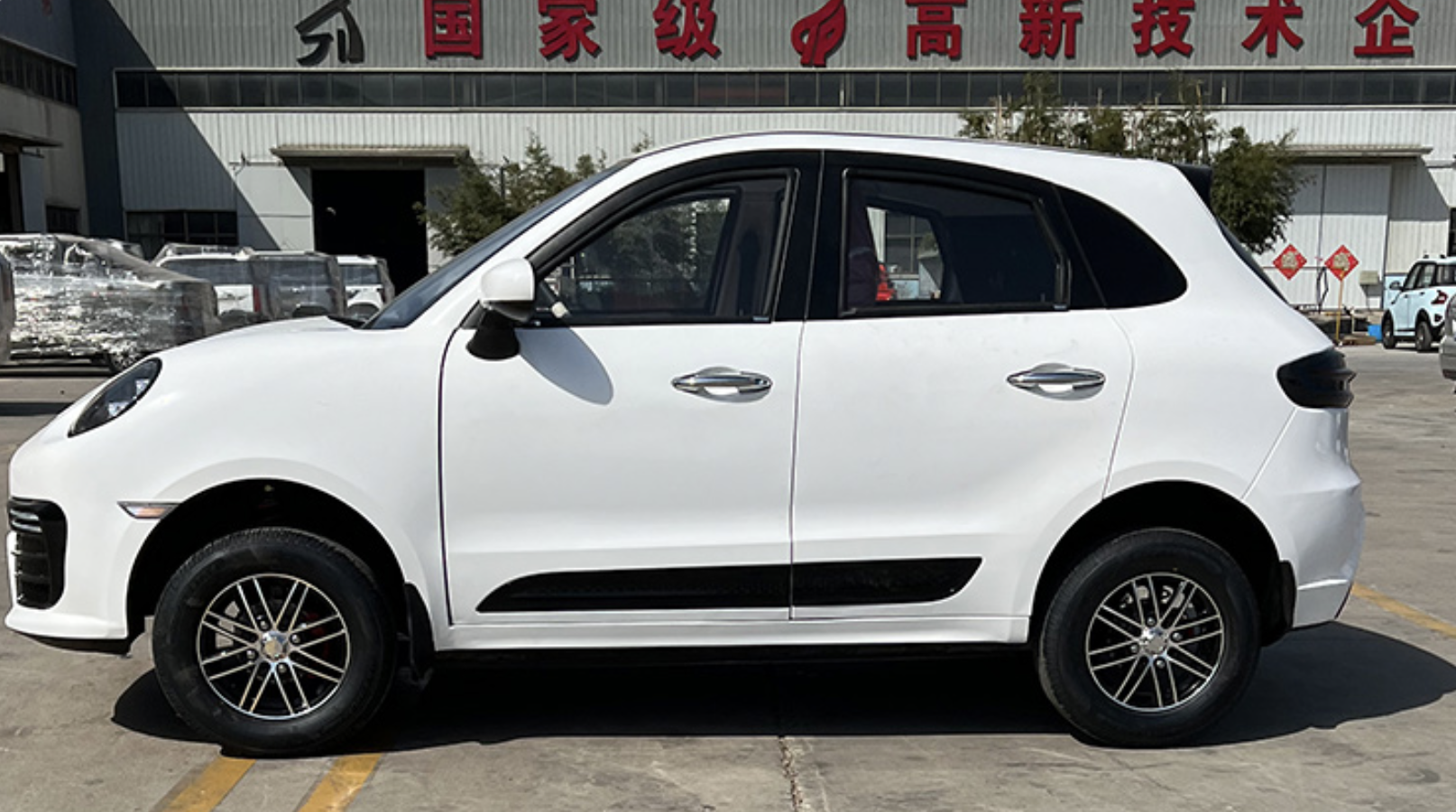 2款豪华四轮"老头乐"亮相,外观亮眼,配置丰富,续航达220公里