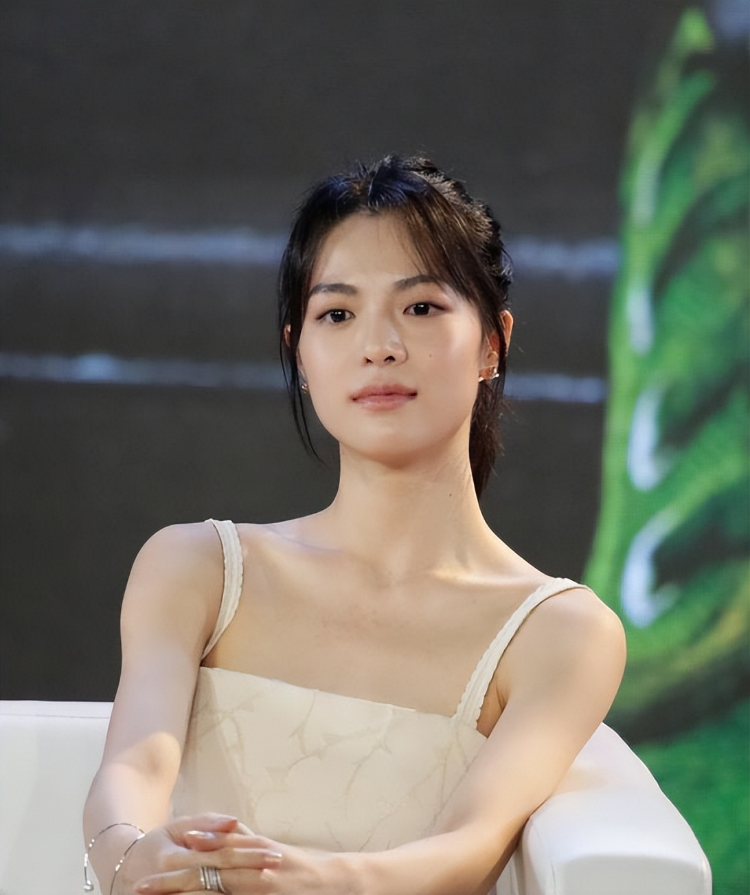 美女钟楚曦:不止明艳,年纪轻轻就成大佬钟爱,原因让人难以置信