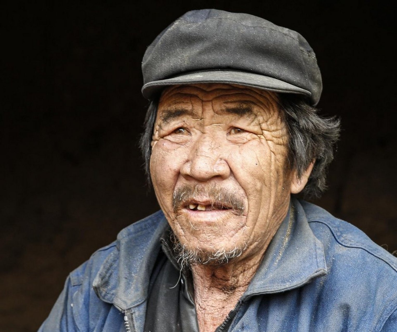 赵大爷是一个有着慈祥笑容和白发苍苍的老人.