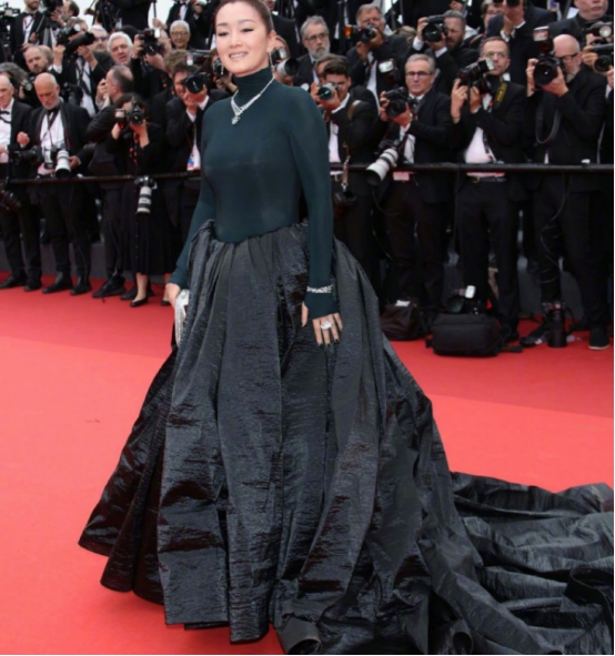 巩俐携米歇尔亮相戛纳红毯,红袍加身像女王,74岁老公似年轻小伙