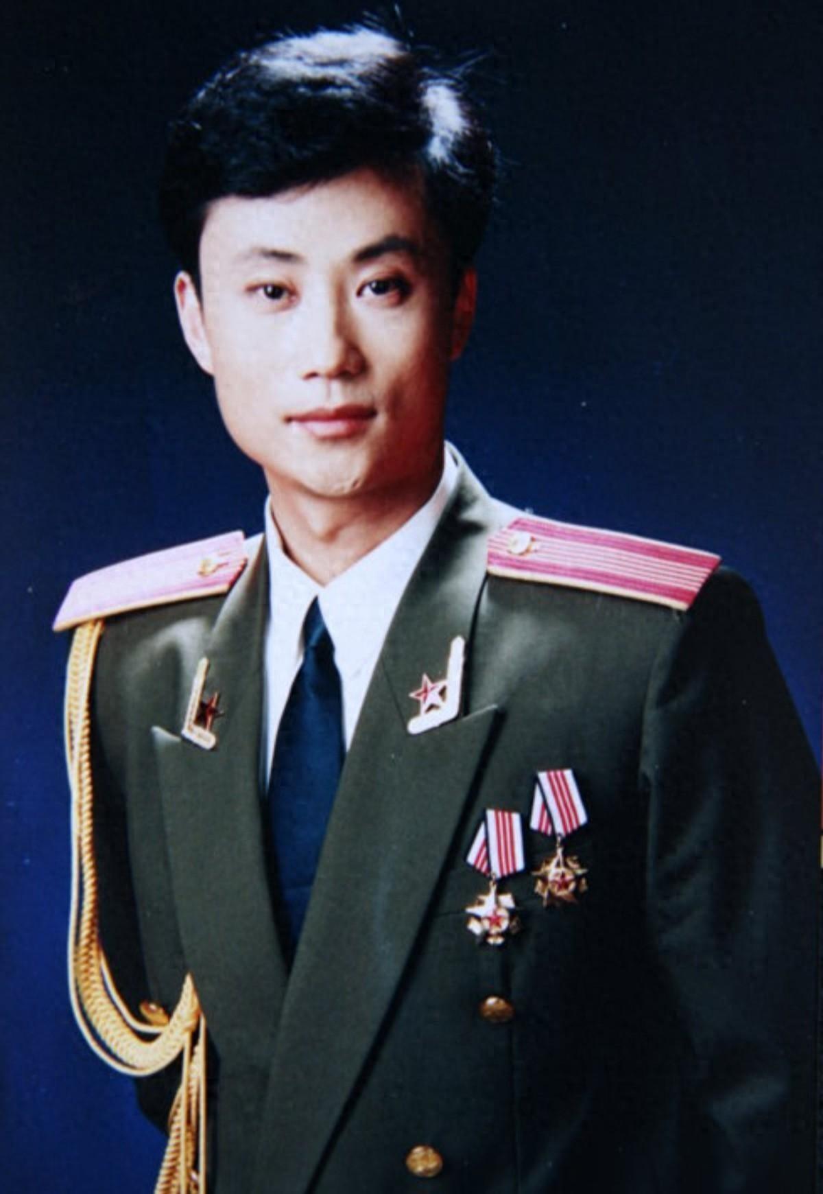 他凭一首《绿色军衣》红遍大江南北,她因为一张合影离家出走追星北上