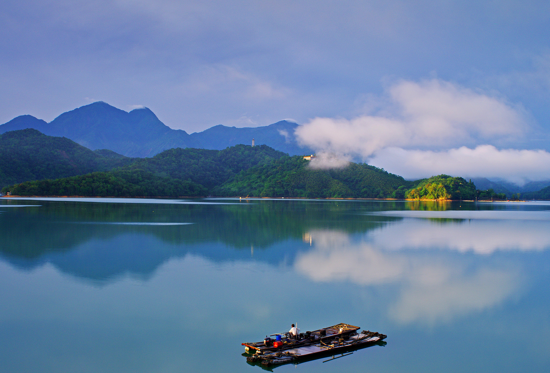 安徽一个4a级旅游景区的湖泊,位于两山间,被誉为"黄山情侣"