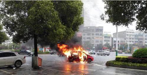 電動車自燃事件頻發,原因究竟如何?內行人說出答案,看完就懂了