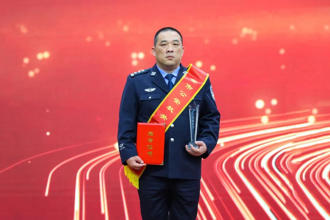 【教育整顿|学身边典型 做忠诚卫士】叶锋:用创新持续擦亮港城文明
