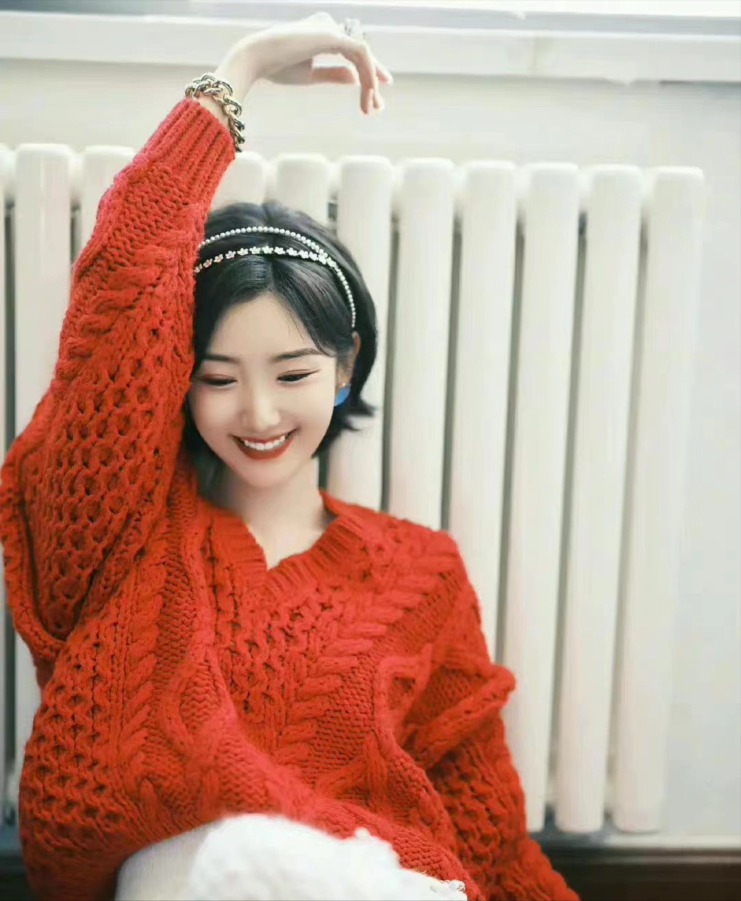 毛晓彤的眼睛好像芭比,穿红毛衣搭配白色针织裙,娇俏迷人美极了