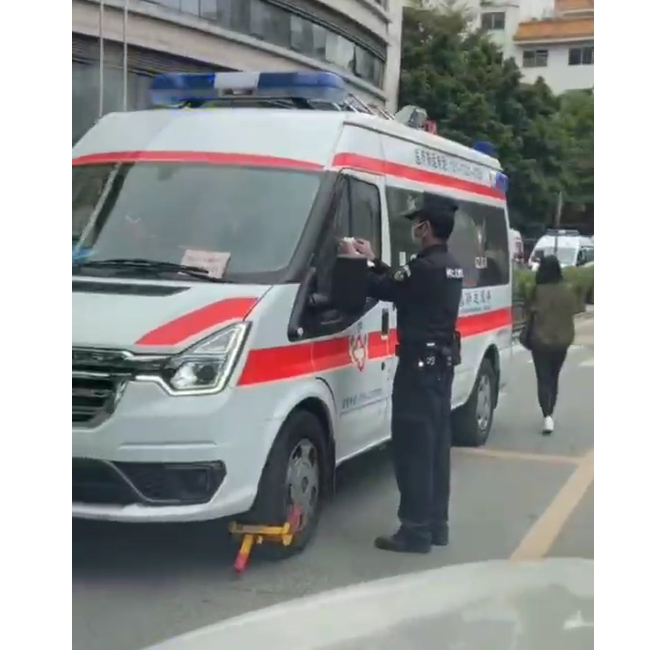 广东一救护车在医院被保安锁车,驾驶员:询问过保安未遇到过锁车