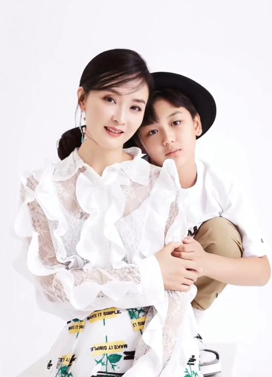 王艳晒儿子成长照,17岁球球露正脸遗传妈妈美貌,长成大帅哥