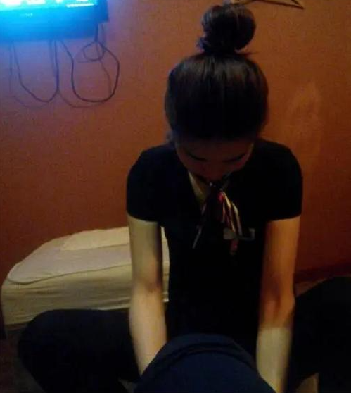 足浴按摩女发现客人是00后小男友,崩溃大哭:他竟然来这种地方