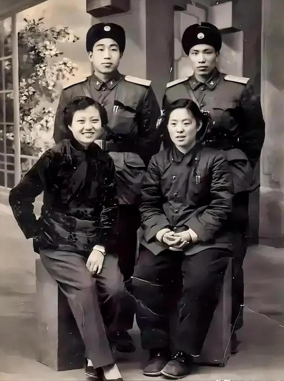 50年代,两个军人家庭,一张珍贵的合影,照片中两位军人穿着"五五式军装