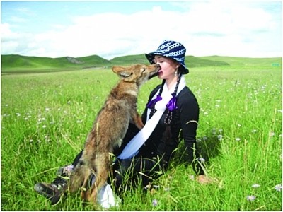 美女画家,自己不生娃把狼当儿子养,十年后他们再相遇已变得生疏