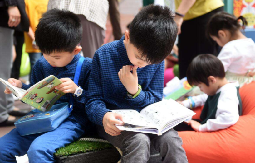 小学生自习课看课外书,老师翻过来看封面欲言又止,是个人才啊!