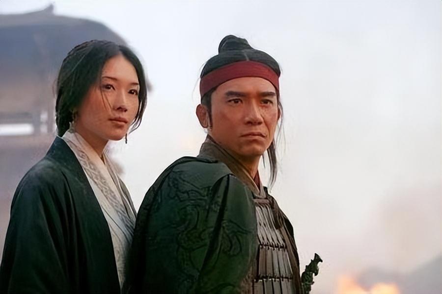 当时很多香港的著名导演都选择前往好莱坞电影市场发展,于是社会上