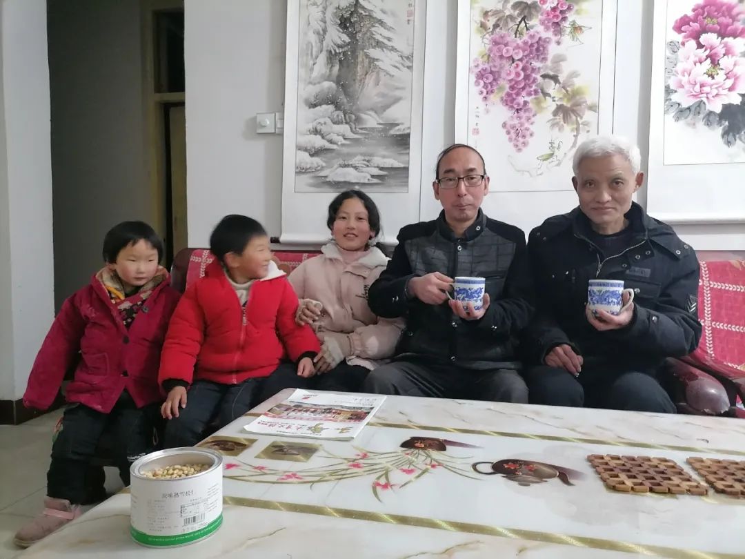 马士龙曹会林读散文《谢先莹二三事》赏国画饮酒品茗祝福友谊长存
