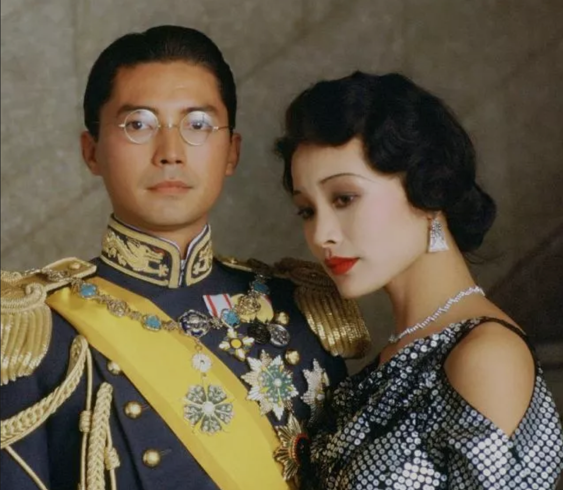 和陈冲,邬君梅联袂主演的电影《末代皇帝》,这部影片让尊龙获得了"