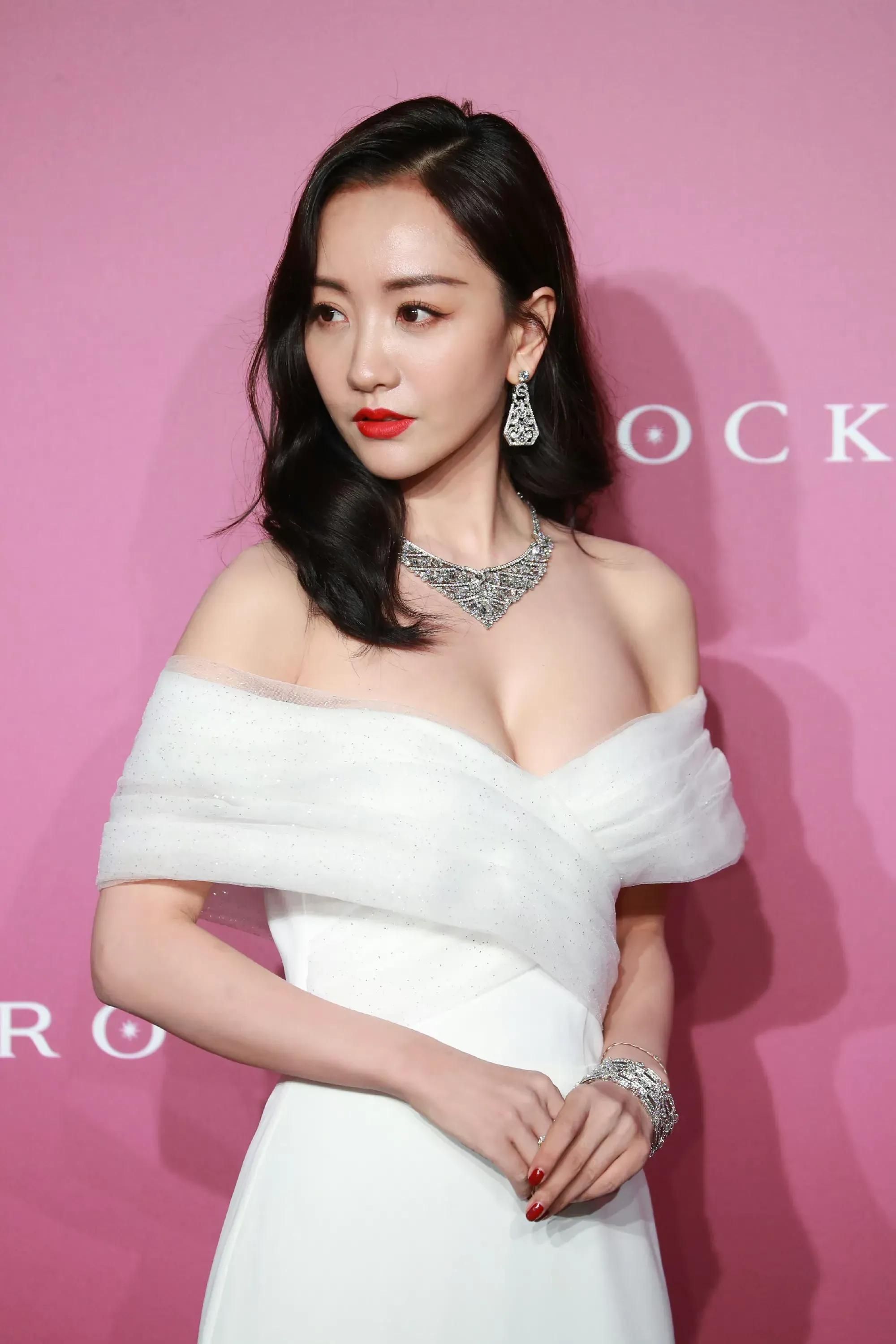 杨蓉一袭抹胸白裙写真,曼妙身段,实在性感可人!