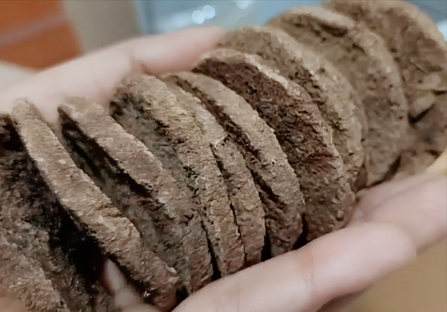 印度"牛粪饼"经常卖到脱销,究竟有什么用处?