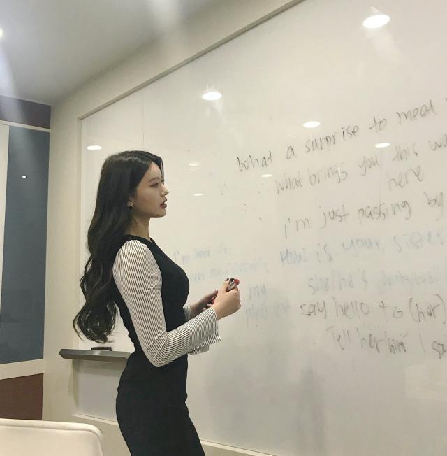 "最美高中女教师"走红,身材窈窕迷人,网友:还以为明星客串呢