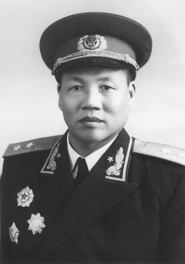 他曾是国军副连长,开赴龙冈作战时携机枪加入红军,25年后授中将