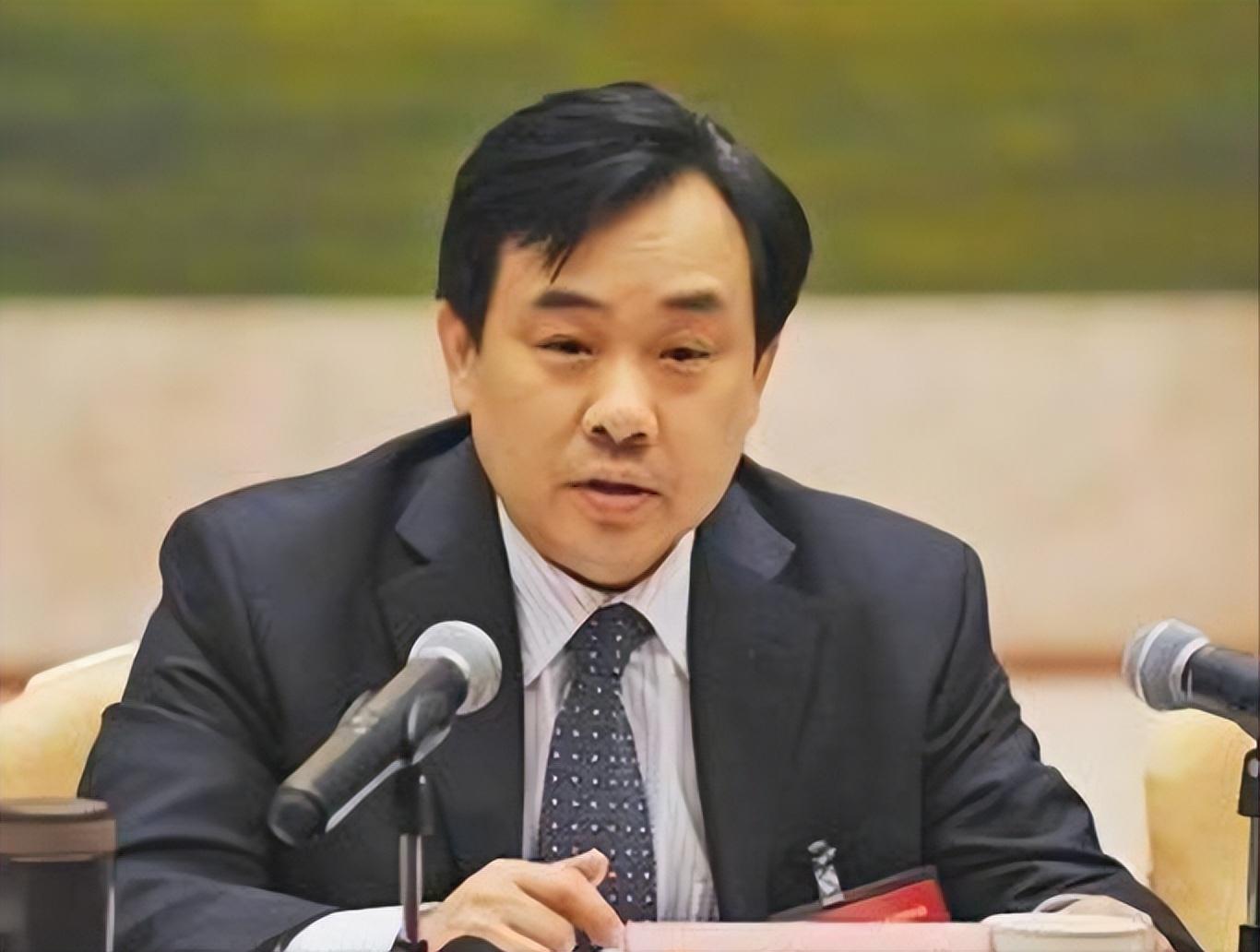 打虎行动正在进行,母老虎漂亮又贪婪,为了敛财不择手段