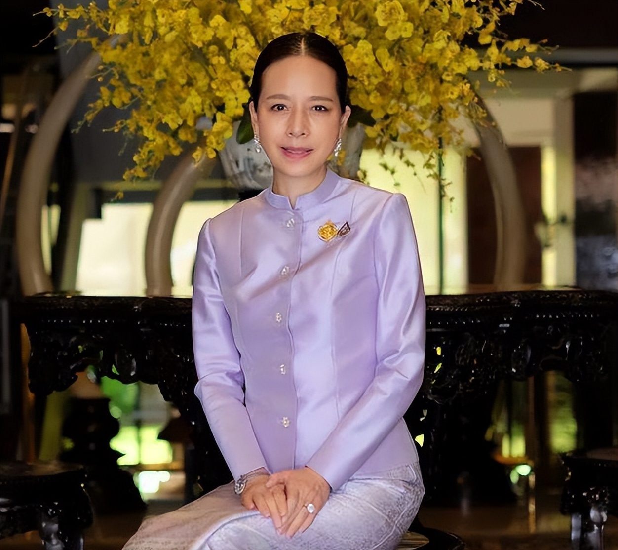 华裔美女伍伦盼有魅力!婉拒泰王示好,离婚10年,二婚嫁给将军