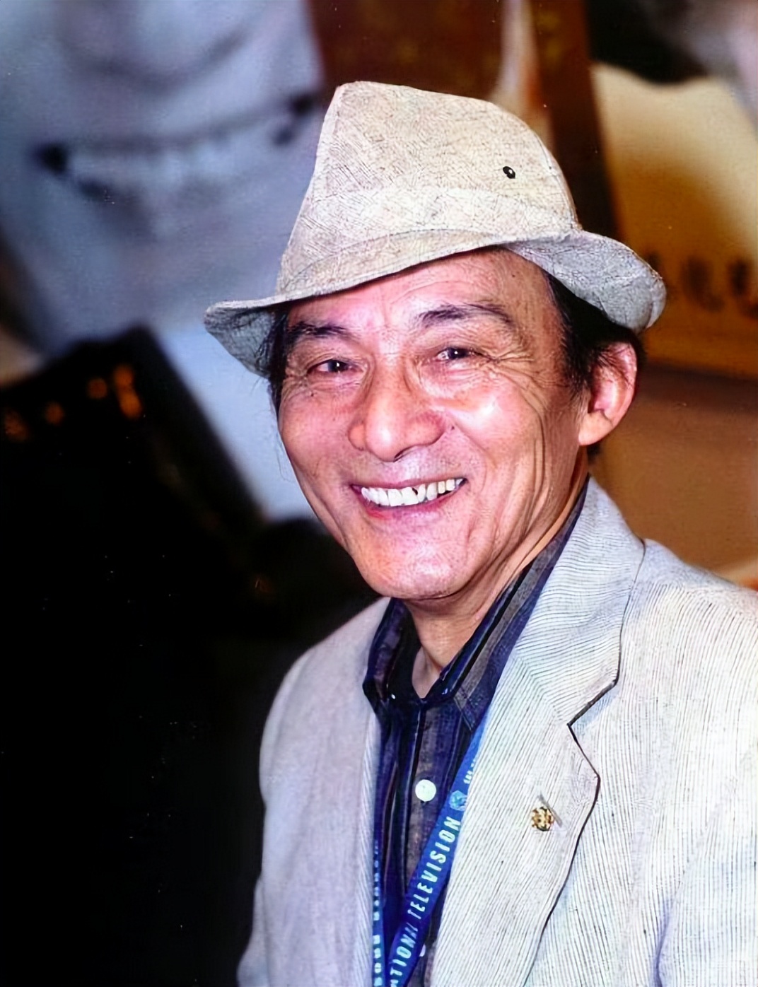 被断言活不过13岁靠皈依佛门渡劫,90岁游本昌获奖,全场演员起立