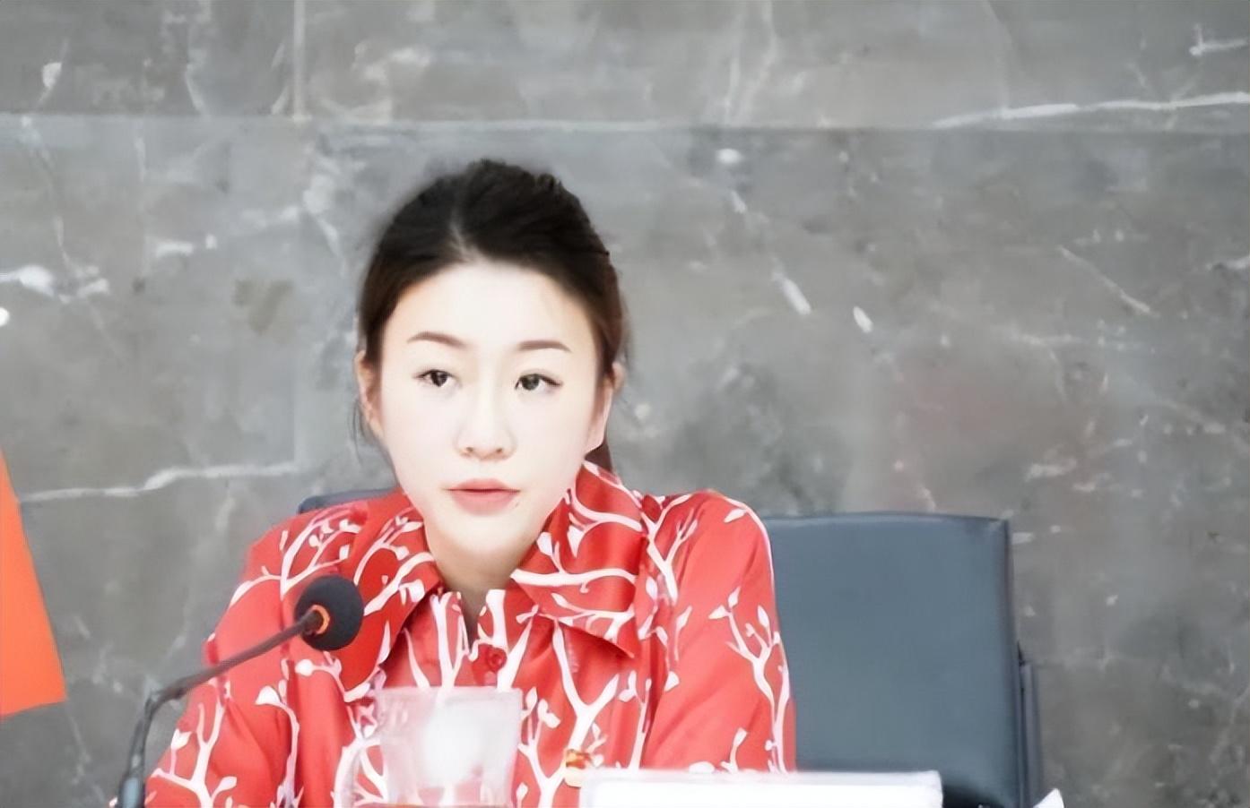 纪实:美女官员鞠雅,白天努力工作,晚上努力脱裤子已投案自首!