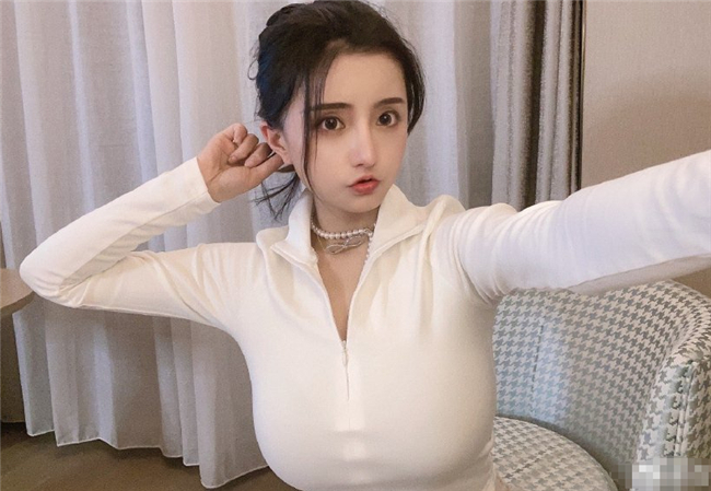 虎牙新老"球王"开撕了,舞台现场肉搏战,古阿扎一耳光被打懵