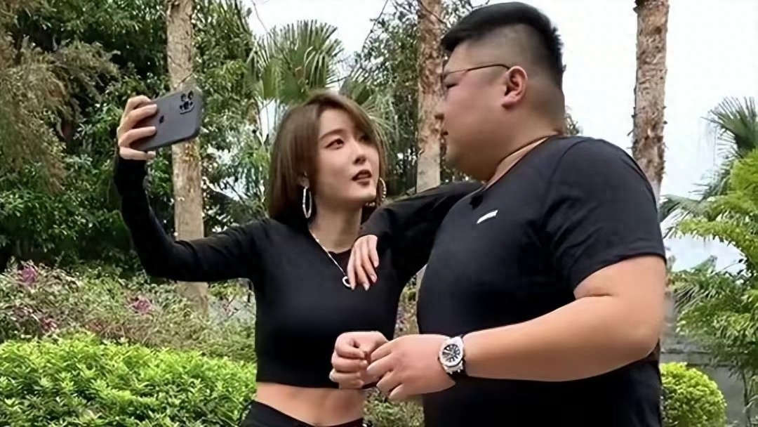 一周掉粉100w贱卖妻子化妆品豪车仅卖7000起底猴哥的翻车路