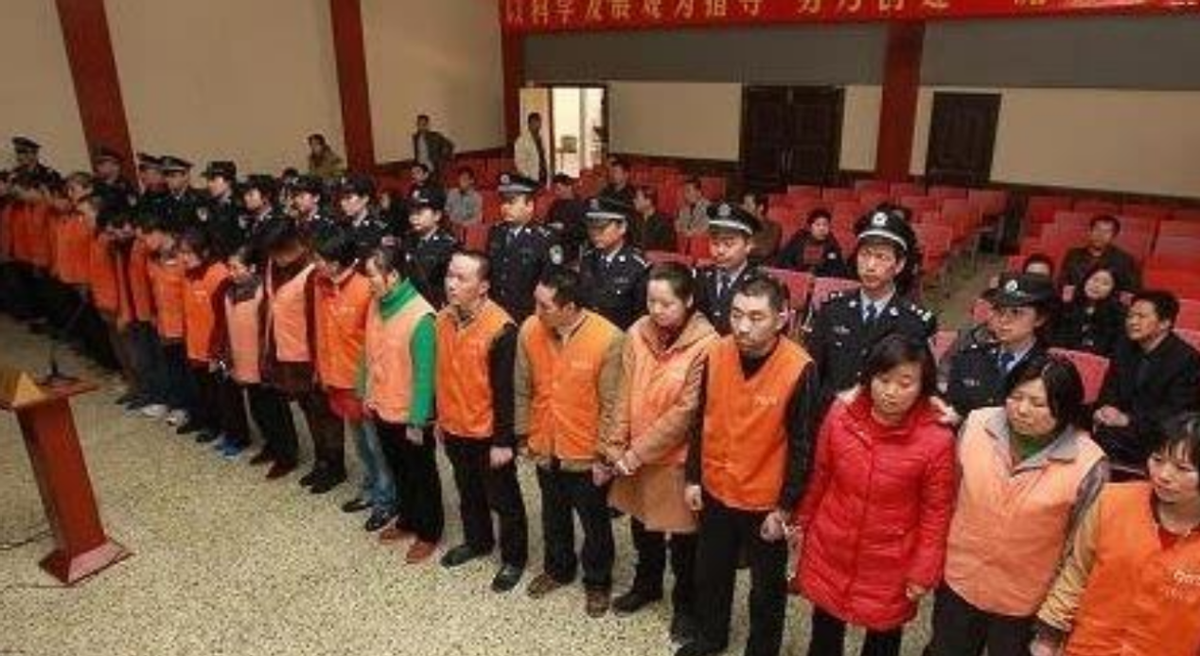 2009年,拐卖33个婴儿的喻立香被捕,判死刑后痛哭:我仨孩子咋办