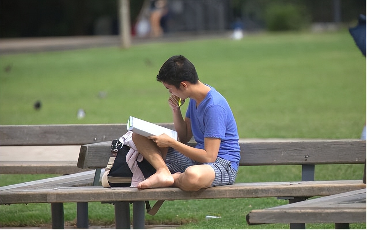 初中生当街做出格行为,旁若无人撒狗粮,无知的孩子果然不一般