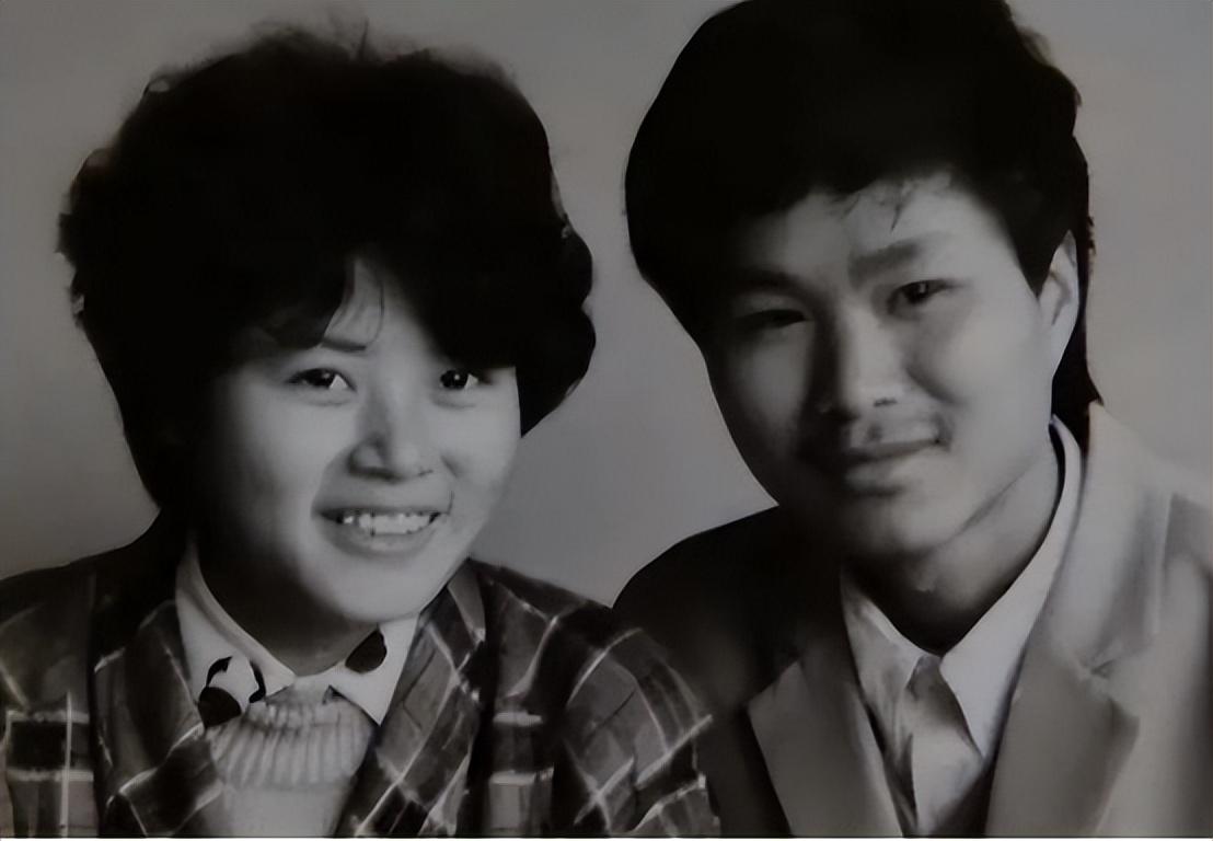 1970年李时华出生于湖南益阳安化县的一座小山村,由于李时华的父母