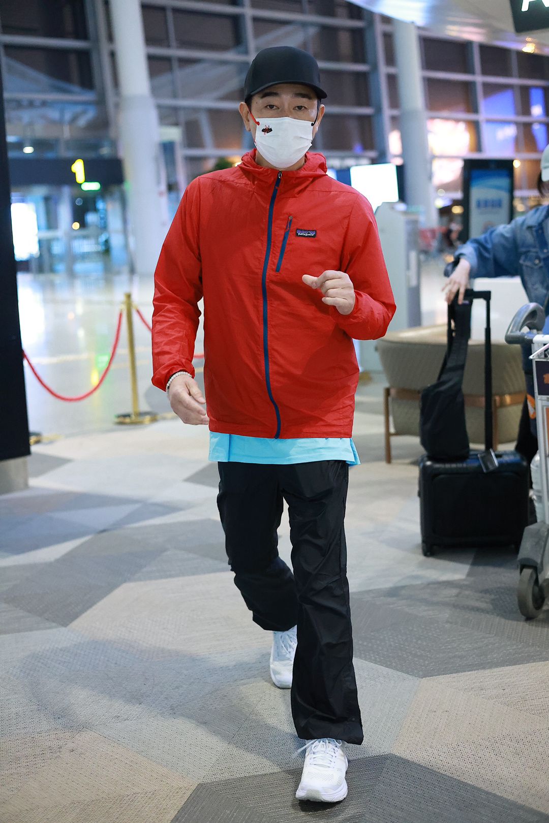 陈小春的减龄穿搭,"运动套装"造型活力十足,这哪像55岁了