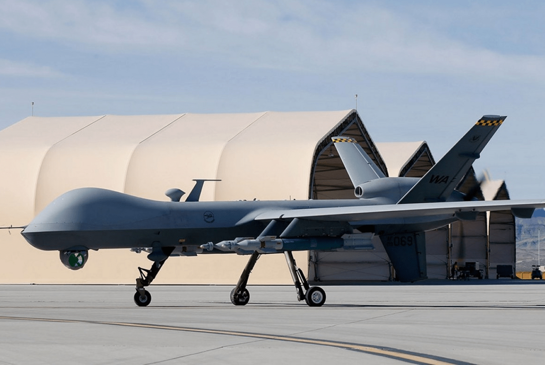 察打一体无人机实际上是长航时无人侦察机基础上发展的一种武装型无人