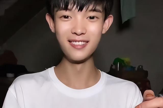 00后男孩,全网百万粉丝,宁可捡垃圾养活一家,也拒收礼物打赏