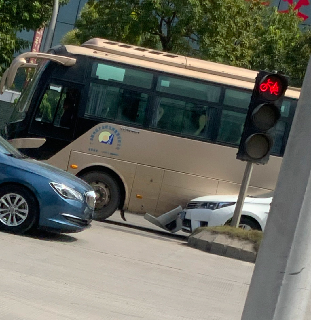 今日中午梧州市毅德城發生車禍,一輛大巴車與小車相撞