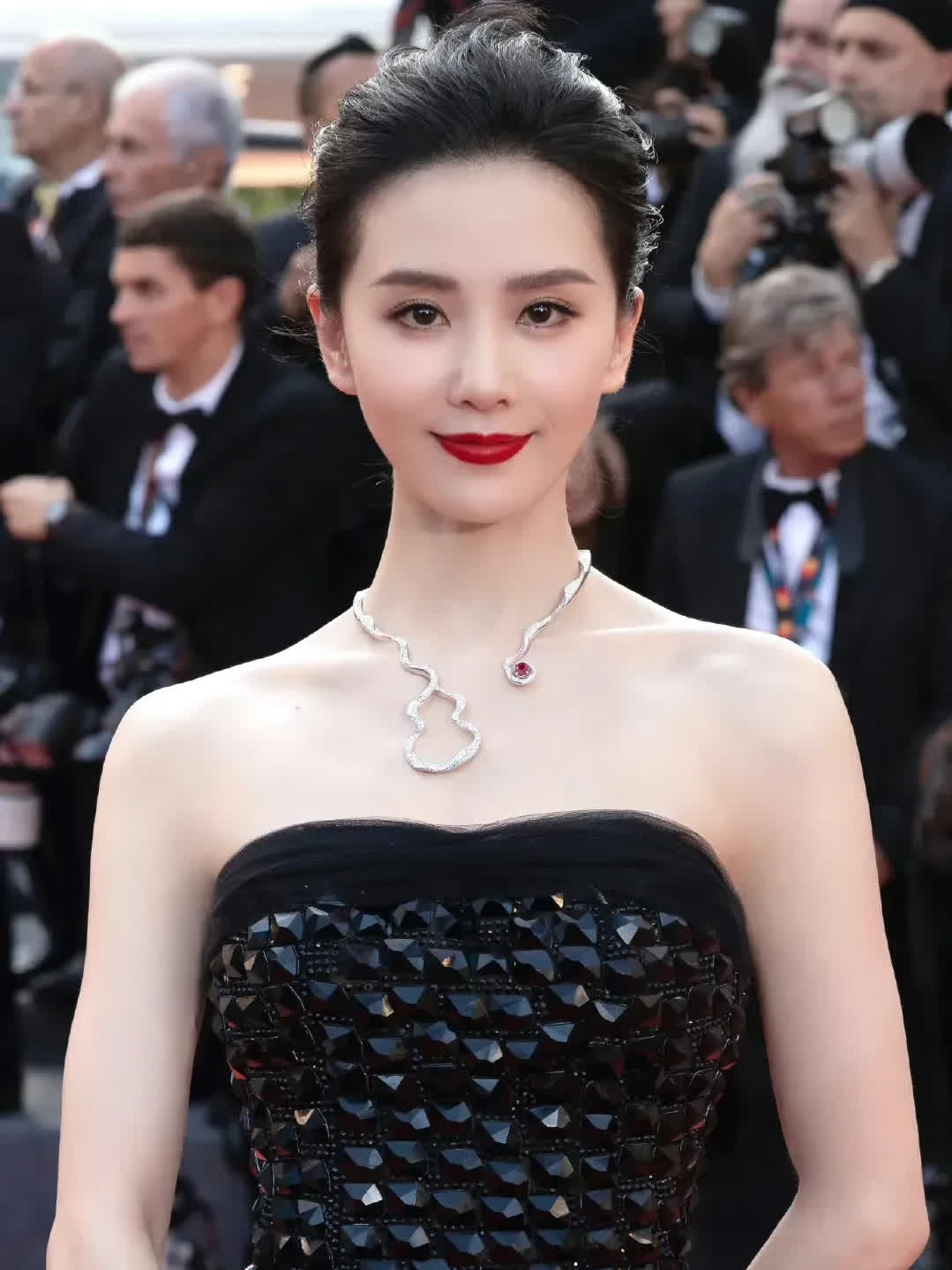 刘诗诗亮相戛纳电影节红毯,黑色抹胸裙惊艳全场
