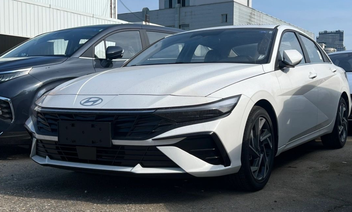 新款伊兰特实车到店,长超4米7配运动套件,还看朗逸,轩逸?