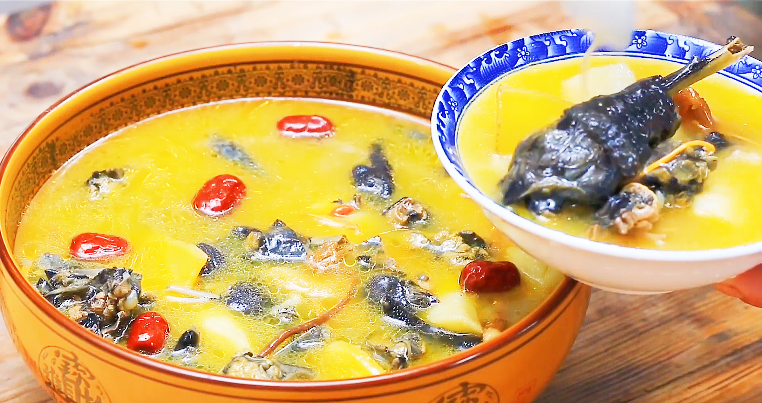 乌鸡自古享有"药鸡"之称,推荐食谱:【炖乌鸡汤】