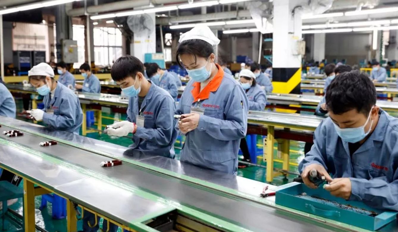 工资"不升反降",工人要"集体跑路"?我国的制造业该何去何从