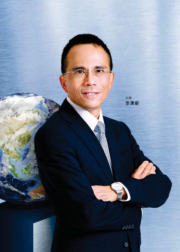 香港首富坐拥数千亿,生意遍布全球50多个国家,可59岁已满头白发