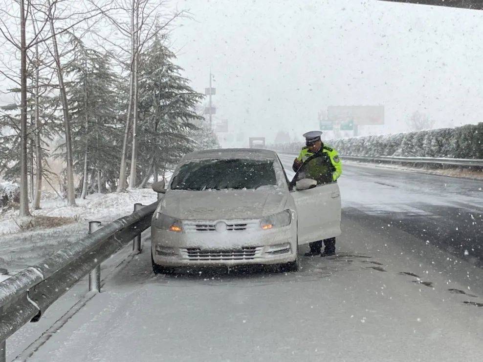 为何雨雪天气容易堵车?要考虑这些因素